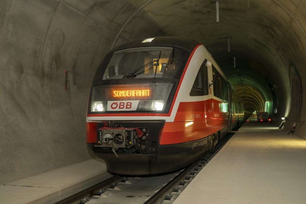 Železničkim tunelom 33 kilometra sa 250 km na sat