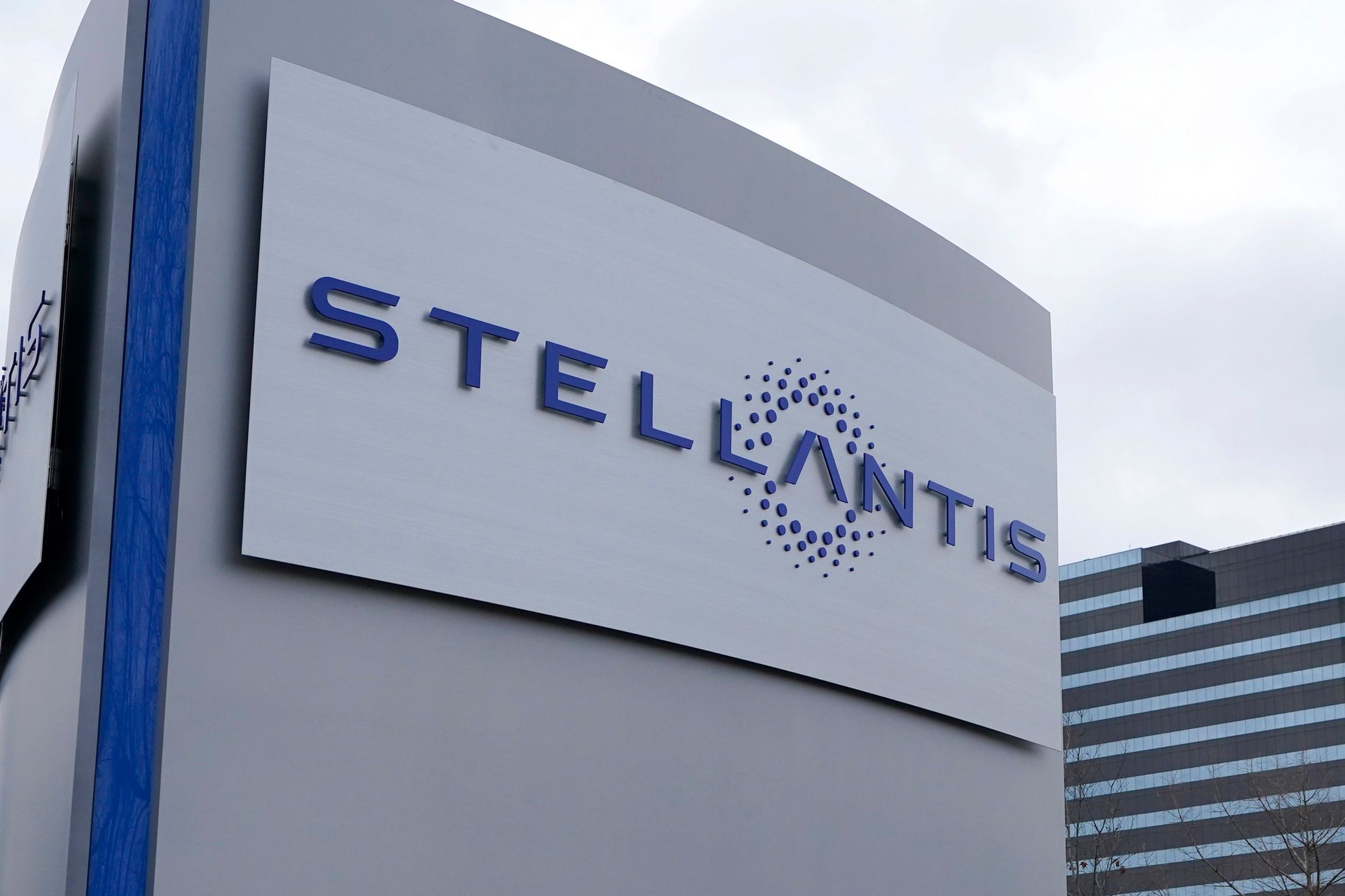 Stelantis utrostručio dobit, ali akcije pale zbog slabijih rezultata 