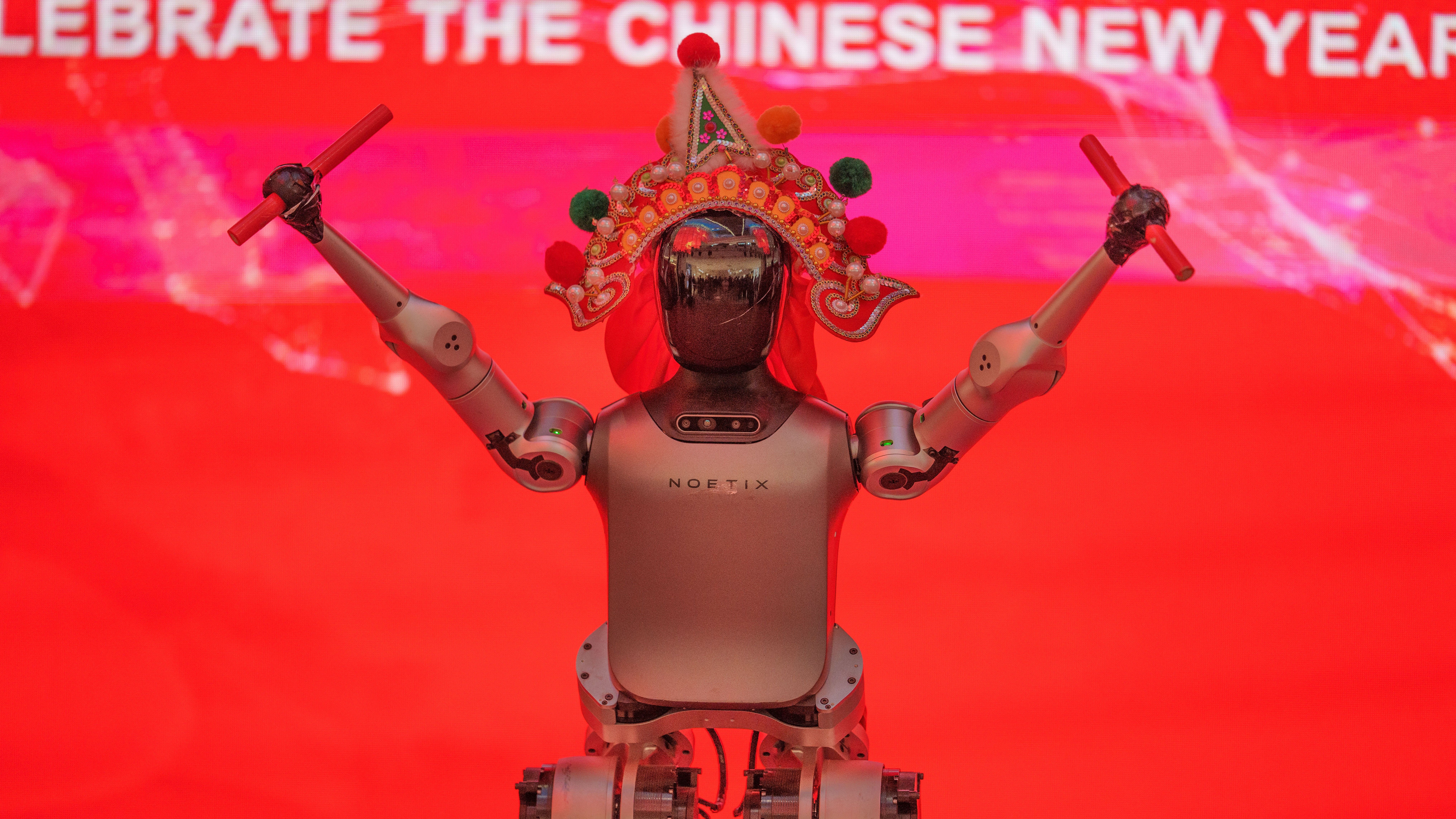 U EU se sa primenom AI dobro „bore“ samo mladi, u Kini humanoidni roboti već savladali kung-fu