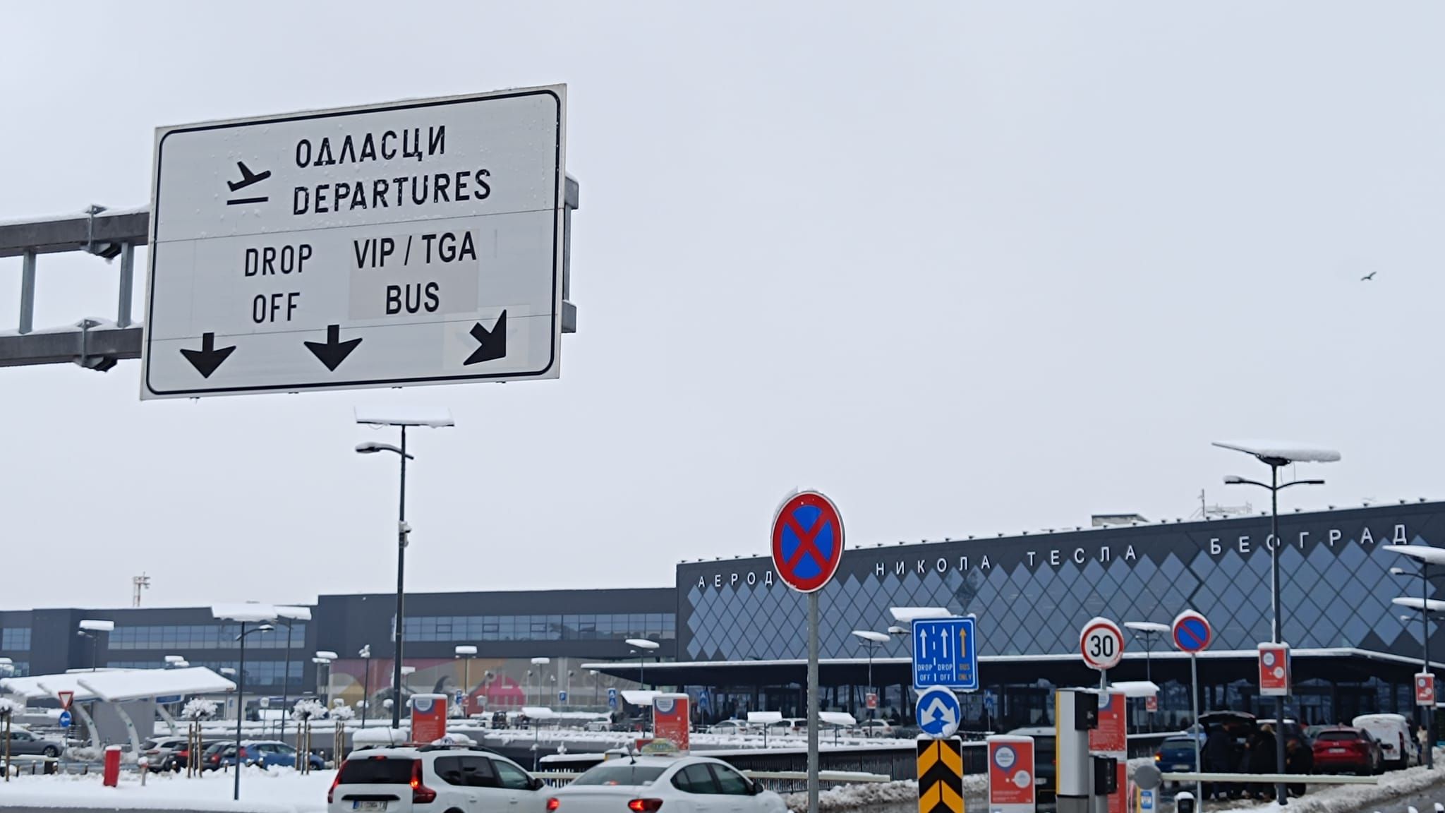 Na Tesli se normalizuje saobraćaj, i dalje kasne neki letovi