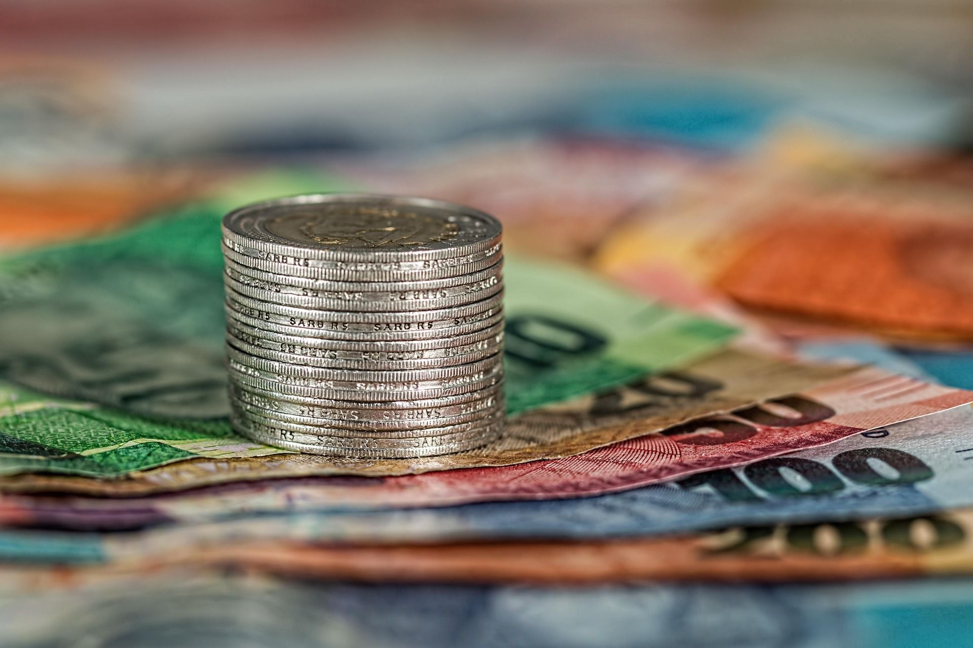 Strane direktne investicije u Srbiji prepolovljene