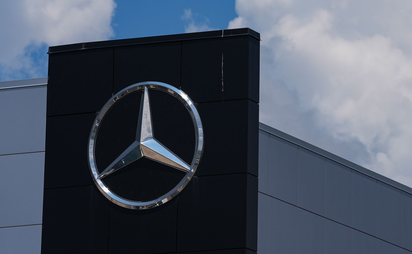 Uprava Mercedesa preti zatvaranjem fabrika u Nemačkoj zbog visokih plata