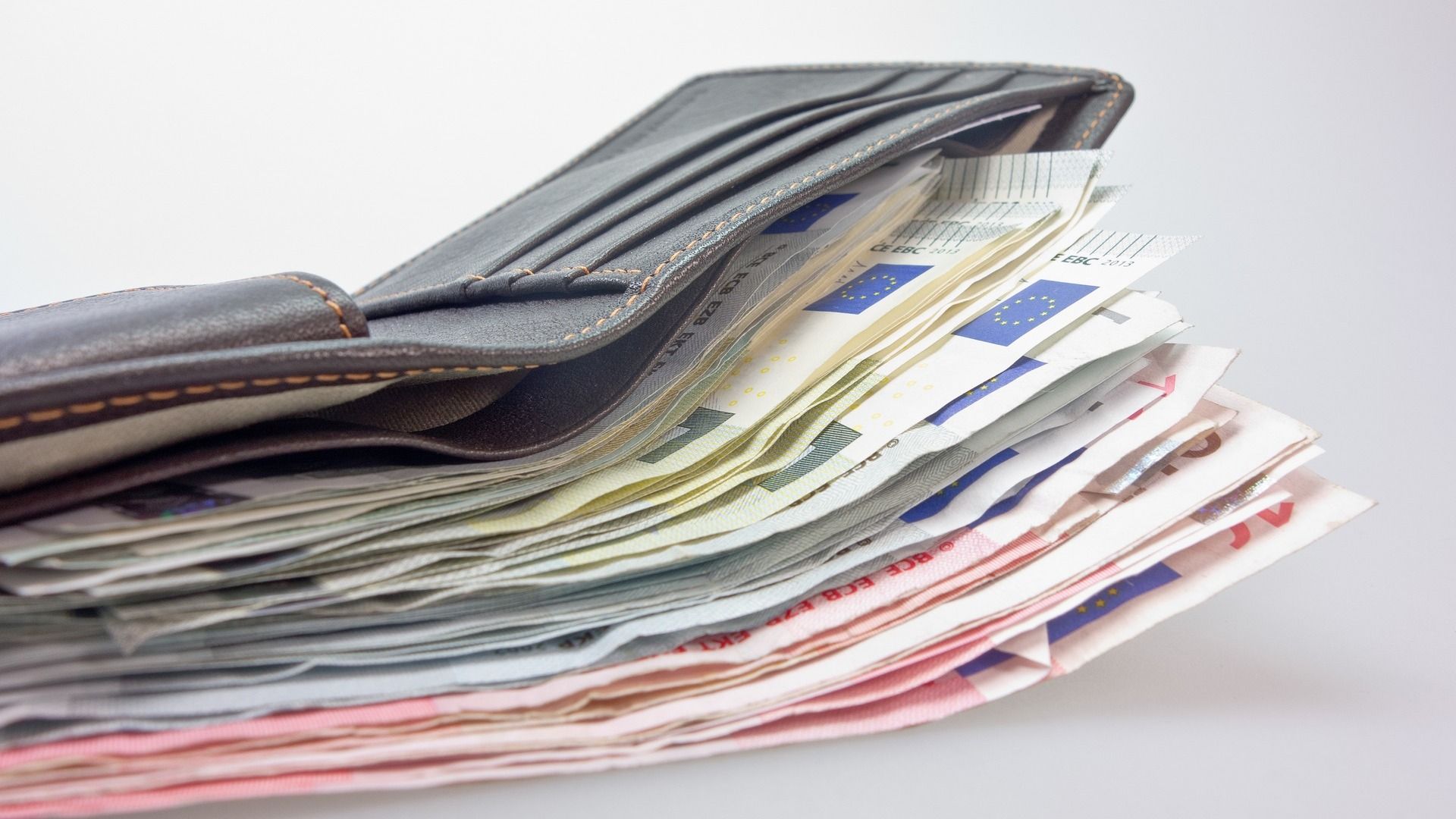 Plate porasle 4,4%, medijalna na 713€